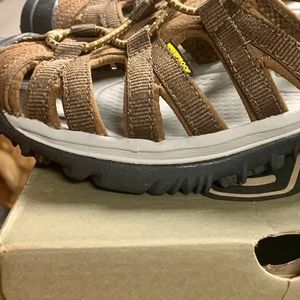 KEEN Whisper sandals. Size 6.